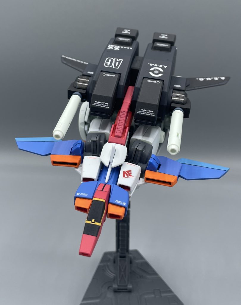 コア・ベース　コア・ベース＝ＺＺ下半身＋コアブロック　もはや小型戦闘機とは言い難い、飛行形態。ミサイルポッドによる実弾攻撃の他、バックパックに装備されたビームサーベルをジェネレーター直列型ビーㇺキャノンとして使用することも出来ます。