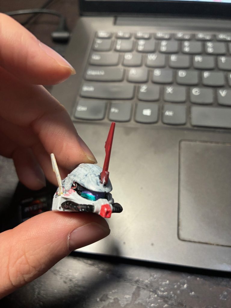 頭部分はソルの頭をザクⅢのヘルメット（？）に埋めて制作しました。