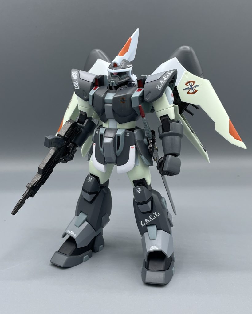 ZGMF-1017 MOBILE GINN　ガンダムSEEDのおけるザク、それがモビル・ジンです。「モビル・ジン」は商用名で、劇中では単に「ジン」と呼ばれます。　劇中で地球連合軍にあらがうべく開発されたザフトの汎用型MSです。ジンの戦闘力は圧倒的で、地球軍のMAメビウスとの戦力比は、１：３～１：５とされています。