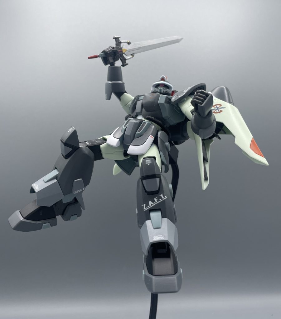 　ヘリオポリスで運命的な出会いを果たしたストライクに乗り込むキラ君の最初の敵が、ミゲルの駆るジンでした。　本来ミゲルにはオレンジの専用機があるのですが、先のガイとの戦闘で使用できず、やむなく一般兵用のジンに登場します。ミゲル専用ジンであれば、キラ君がやられていたなんて話もありますよね。　確かに、ナチュラルを見下す言動はあるのですが、キラ君のスーパーＯＳ書き換えにより、急に動くようになったストライクを見るや、重斬刀からライフルに即座に切り替える判断の速さは見事です。本当に実力のあるパイロットだったことが分かります。&nbsp;&nbsp;コイツ！どうなっている！コイツの装甲は！！