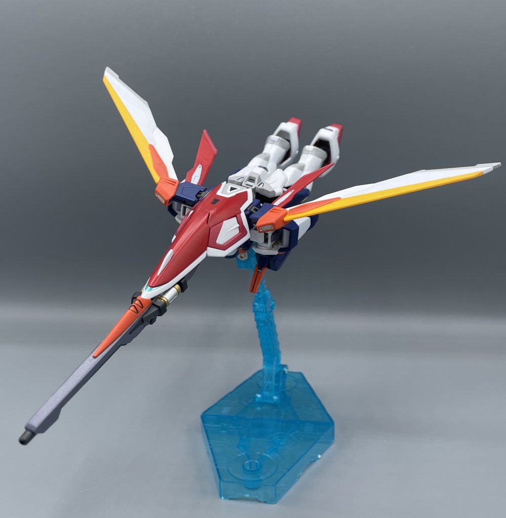 まるで鳥のような戦闘機ですが・・・　「新機動戦記ガンダムW」の主人公機の一機、ウイングガンダムは偽装された状態で登場し、偽装がパージされた瞬間に「鳥のよう」と称される「バードモード」でその姿をお披露目しました。