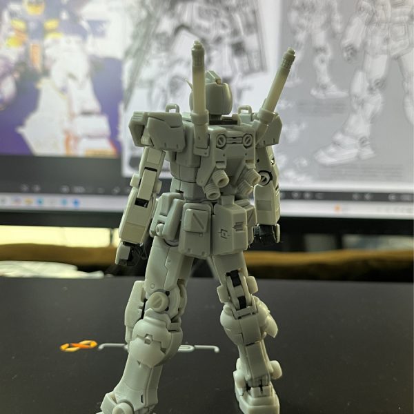 ファーストの魂…というか、アムロ達の心情は三部作にてレジェンド達が素晴らしい楽曲で昇華して下さり、逆襲版でTMNがガンダムの代表曲となるメビウスの宇宙を越えてをブッ込み完結させると言うミラクルでした…。今に至り、素直に共感できなかったハサウェイの苦悩さえまさかのガンズで本流完結の素晴らしい物語に昇華させてしまうとは…。Blu-rayは並べて置こうと場所空けた(笑)。音楽の力は凄まじい…。※意外と見逃されがちですが、古い世代のミリタリー系のモデラー(お爺含む)達は、兵器そのものはもちろん、時代背景や経緯や雰囲気等の物語性を深く愛してたりします。そんなこんなですっかりあの頃の魂を呼び起こされたお爺。年明け以降常連皆様にはガンダム改良作業にお付き合い頂いてます。パーツ組み替えてまた一歩理想へ。過去作推敲シリーズ。脚線美整理とバーニア偏向板可動の経過です。(*'ω'*)。微妙な所だけど、無理サイズは止めて余裕を持たせた。後ろに見切れるのが信奉する画稿達。おなじみですね。それぞれ違う。当方版はこれを最大限にミックスしてデザインしています。意外と大変ですよ(笑)。同様にコジレた愛、もしくは対象は違えど共感する極少数派の方は、無条件に僕と同部隊戦友認定(爆笑)(*'ω'*)。続く。&nbsp;（5枚目）