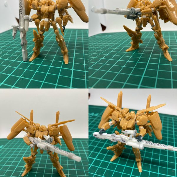 ①おなじみのポーズが取れるようになりました。②肩と胴の接続をボールジョイントと軸に変更し、強化しました。③ビームスマートガンと本体のコネクタを追加しました。④武器持ち手は自作、平手はカプセルマシーナリーの武器セットから流用しました。&nbsp;（2枚目）
