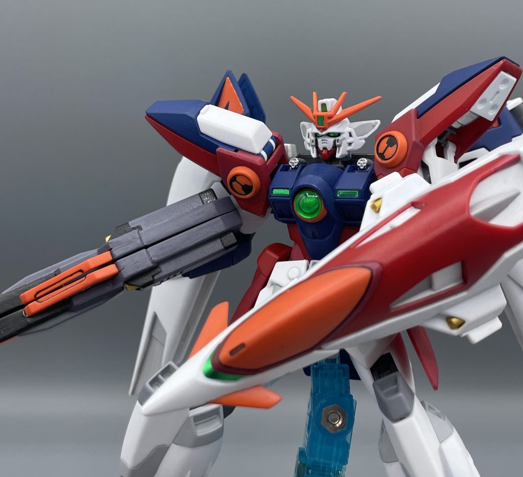マシンキャノン　両肩には２門のマシンキャノンが装備されています。しかし、何よりもゼロを特徴づけるシステムが胸部には搭載されていて・・・&nbsp;ゼロシステム　ゼロの根幹となるゼロシステム。それは搭乗者に「確実な勝利」をもたらす禁忌のインターフェイスです。　システムが演算した少し先の戦況的未来を、パイロットに直接フィードバックして疑似体験させるのがゼロシステム。未来を疑似体験するから、的確な行動・戦術を取れ、確実な勝利が約束されるのです。　その疑似体験情報には、自らの死や大切な人を守れないといった、パイロットの精神に苛烈な負荷を強いるものが含まれます。パイロットの闘争本能を極限まで高めてしまい、不必要な犠牲まで生んでしまうシステムなのです。　ウイングゼロを的確に運用するためには、システムの見せる揺さぶりに負けない強靭な精神力が求められるのです。&nbsp;死ぬのが怖いんだね？？