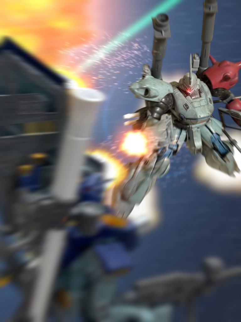 　再び吠えたところで、ガンダムがマイロを振りほどき、距離を取った。ショットガンの銃口でガンダムを追う。戦場で叩き上げられてきた戦士の技倆は、いや、よく訓練された狩人のーーいや、違う、戦いの中に生きてきた、獣の本能は、真っ黒に思考を塗りつぶす殺意の中でも、悪魔のように冷静に働いた。敵の息の根を止めるべく、放った凶弾は、しかし、果たして、またしてもその分厚い壁のような盾に遮られた。　機体各所、それこそシールドにまで装備されたバーニアを思い切りふかして、敵機は後退した。「逃げるな、貴様ぁっ！！」マイロは機体を加速させようと、スロットルレバーを握ったが、既に乱戦が始まっている。ガンダムとの間に、数機の敵機が割って入る。