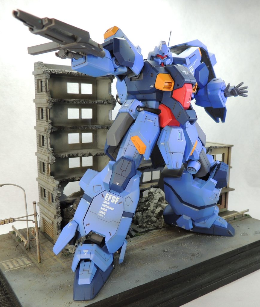 戦場となった市街地の簡易ジオラマでのポージング。