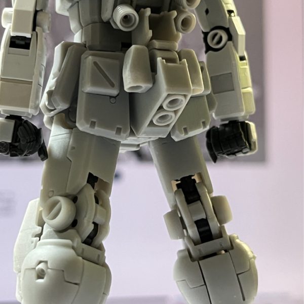 真摯な好きには多少の狂気が混じる。ただしその姿勢は無機物に対してのみ全開の発信を許されるものである。と言う所で、無害で手加減の不要なガンダムへの愛をぶつけてます(笑)。見ている側には変化が乏しいかと思うが、僕自身は楽しくて仕方がない。本件は自分へのご褒美企画。ガンダムを見飽きない人向けとなってます。1．腰(コアファイター/可動用フレーム)接合部の最適化前回比較で1ミリ程度密着度up・隙間解消でデザイン性向上。一般的に改修で目をつぶりがちな等身の正確性を確保(18ｍ÷144＝12.5cm)。2.腰のウエポンラッチ構造把握部のクローの開口角増量によるスムーズな着脱性向上。外装カバーのスライドバック(外装自体もクロー同様に武器装着状態で噛む・挟む状態を模索した)構造を廃し、自然な構造と外形的一体化を優先。元々RGフレームのリアスカート用軸と被る為に制限が多い中で試作8回程度を重ねて追い込んだ。3.サーベル用コネクタバックパックタイプにより装備出来ない場合や増設用のコネクタ設定画(ラフ画)の存在により作成。デザインは標準ランドセルのコネクタ部分とデザイン統一を意識して作成。あるって言わりゃ欲しくなるもの(笑)。後はシールドと顔パーツ分割までやるか…それともぼちぼち新作機向けのパーツ設計に移行し、その後に隙間企画で再度挟むか…。どっちがいいでしょうか？少々悩んでます(*'ω'*)。&nbsp;（7枚目）