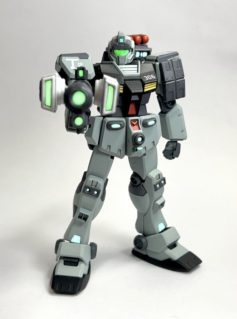 専用のハンドカメラガンはテストに使用されるが、索敵能力も兼ねており、テスト中も常に警戒することができる。背部のセンサーに取り付けられた3基のセンサーポッドは、ミサイルのように射出することで電波を中継させ、ミノフスキー粒子濃度の濃い場所でも、長距離通信を擬似的に可能にしている。