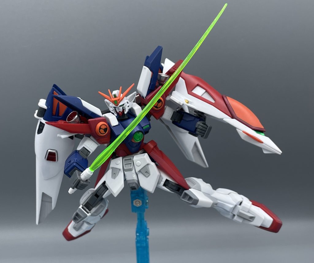 ビームサーベル　ウイングガンダムのサーベルは盾に格納されていましたが、ゼロの場合は両肩に一本ずつ、計２本のサーベルが備えられています。　切れ味も、他のMSのサーベルを凌駕します。宿敵・エピオンとの決闘でも大活躍した武装ですね！