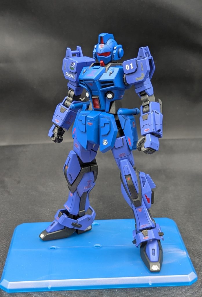 デカールはバンダイ公式から果てはメガミデバイスのものまで色々使用しました。できるだけ赤いデカールを使用するようにしています。頭のデカールはなくてもいいような気もしたのですが、最近視聴したギャバンインフィニティの額にあるコーションデカール風のディテールが好みだったので真似てみました。