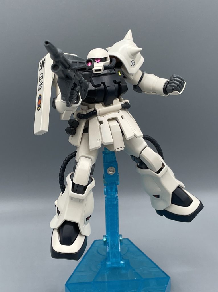 120ｍｍザク・マシンガン　一年戦争の後期に開発されたマシンガンで、発射できる砲弾やマガジンに拡張性が加えられている他、グレネード・ランチャーも使用できるなど、攻撃力がアップしています。