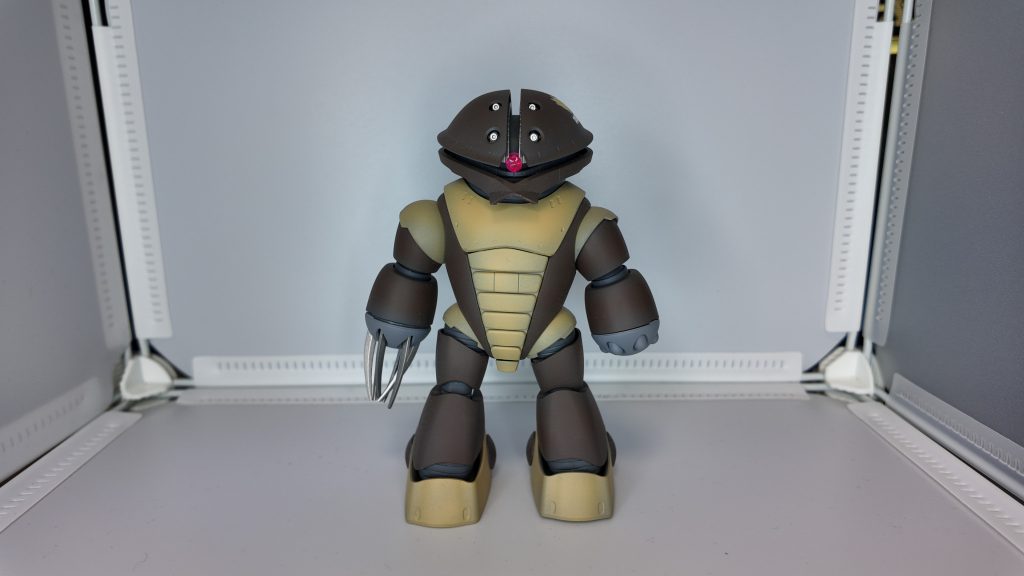 モノアイは相変わらずダイソーシールですが、蛍光ピンクを塗ってみました。