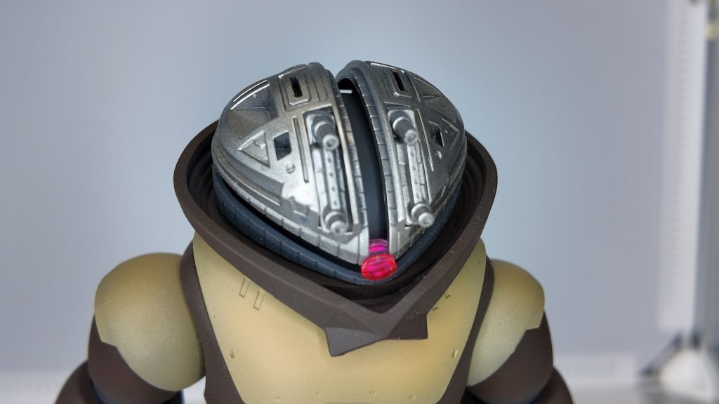 脳みそを銀に塗装してみました。安直な考えですが、メカ感増していい感じではないでしょうか。