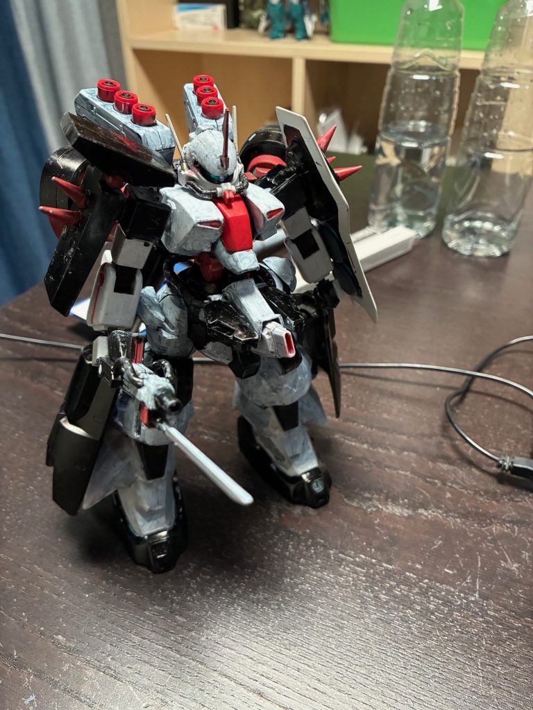 胴体はザクⅢの連結部分をソルの胴体に移植してパーツで制作し、足はソル太ももの連結部分をパテで埋めて、固める前にザクⅢの足パーツをパテに刺さってからパテの硬化で接着しました。他は３ｍｍと接着剤で作りました。コンセプトはザクⅢのニュータイプ用指揮官機です。塗装がめちゃくちゃ汚い。。。