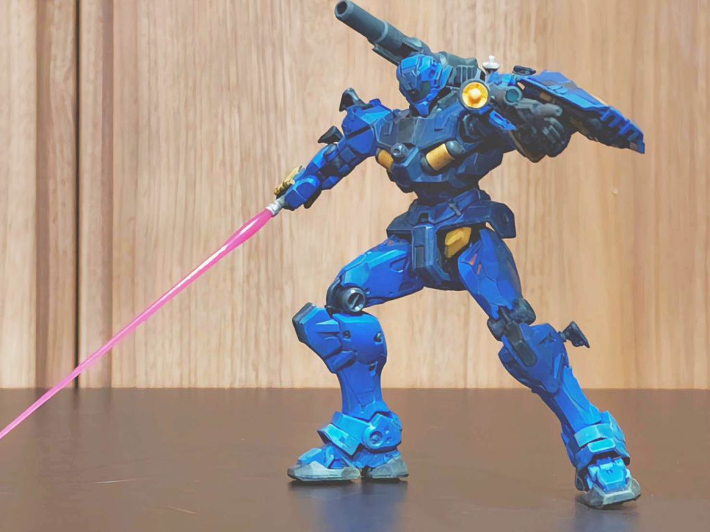 ビーム・ライフルで狙いを定めているポーズ。ヒート・ロッドが邪魔して右手でビーム・ライフルが持てなくなったのは大誤算。