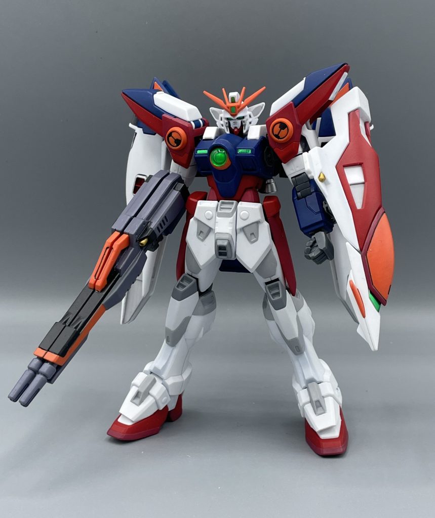 XXXG-00W0 WING GUNDAM ZERO　原点にして頂点。ガンダムWの世界では、ゼロやトールギスなど、常人には扱えないオーバースペック過ぎるフラッグシップ機を作って、そこから性能を落としてMSを作り出されます。　はじめにウイングゼロ（設計図のみ）が作られ、それをプロトタイプとして、ウイング・デスサイズ・ヘビーアームズ・シェンロン・サンドロックの５機が派生機として生み出されました。