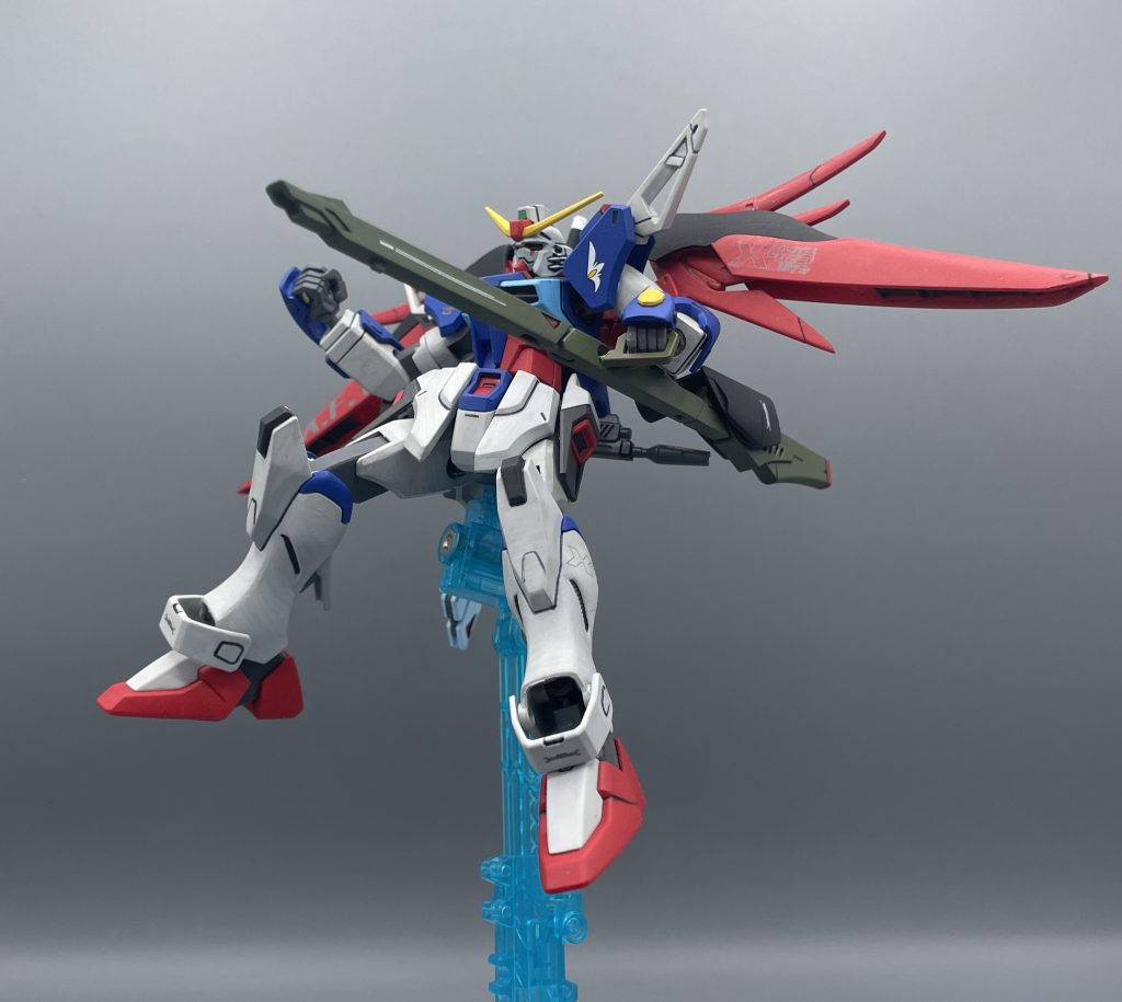 高エネルギー長射程ビーム砲　デスティニーを代表する武装の一つ。でっかいビーム砲です。「名無し砲」として知られていますよね(^^;笑　これまたハイパーデュートリオンによる豊富なエネルギー供給により、ブラストインパルスのケルベロスやガナーザクのオルトロスを上回る火力を誇るそうです。　レジェンドが同じハイパーデュートリオン機であるにも関わらず実体盾を持たないのは、こうした極悪燃費武装がない為かもしれませんね(笑)★旧レジェンドもカッコいいのでぜひ↓↓https://gumpla.jp/hg/25231863