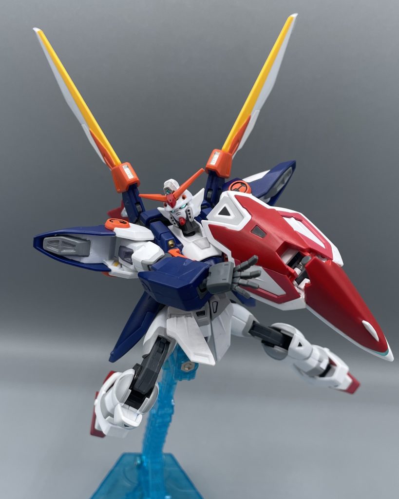 抜刀シークエンス！　ウイングガンダムのビームサーベルは、シールド内部に格納されています。旧キットでは再現されなかったギミックも再現されており、技術の進化を感じられます。