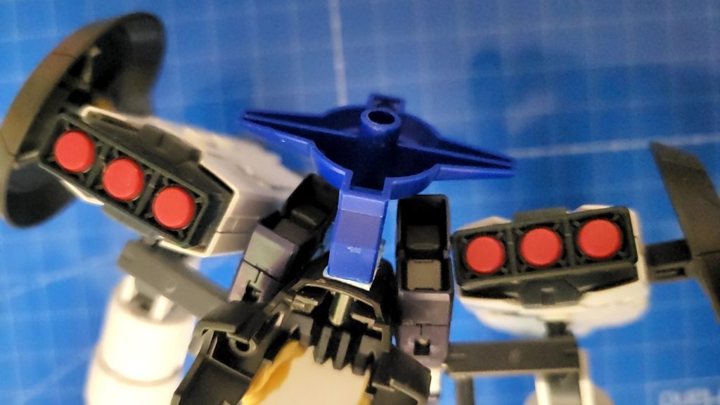 バックパックに30MMのブースターを取り付けFAユニコーンのミサイル、ディランザのシールドを取り付け