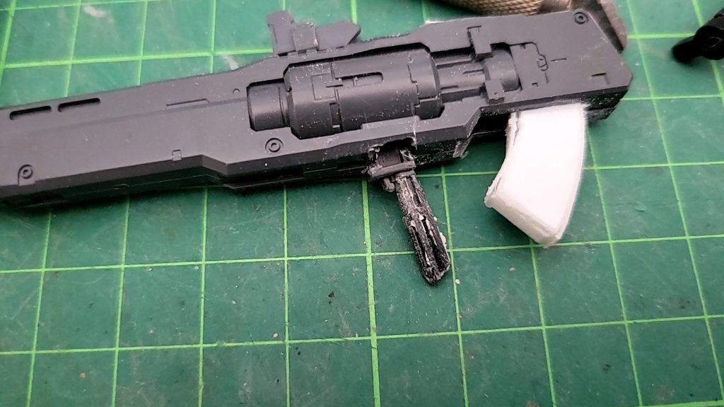 メイン武器は100/1キュリオスをベースにスコープとグリップを取り替え1㎜プラバンでマガジンを取り付け