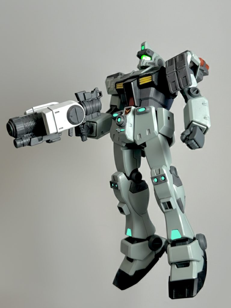 以下設定です。本機はアナハイムがジム改をベースに改造したモビルスーツで、ガンダム8号機のテスト用に最適化されている。全身に配置されたセンサーカメラでテストが行われている宙域全体の環境をデータ化できる。機体の性能自体は大きく向上してはいないものの、オプションで装備されるプロペラントスラスターや追加装甲、ハンドガンなどの火器によって、様々なテスト項目を本機のみで遂行できる。