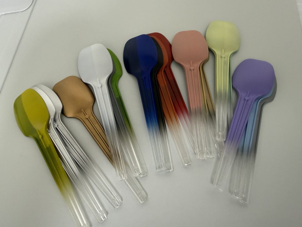 また、100均で販売しているアイス用の透明スプーンにも同様に下地を塗装後にサンプル塗装しています。20本入りで100円とはいえ、そこそこの費用が必要でしたｗｗｗ&nbsp;