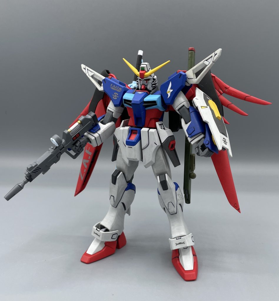 ZGMF-X42S DESTINY GUNDAM　デスティニーガンダムは、ZAFTが開発したセカンドステージシリーズに該当するMSです。パイロットはガンダムSEED DESTINYの主人公、シン・アスカです。　シンの前搭乗機であるインパルスは、戦局に応じてシルエットを換装する機体でしたが、デスティニーは単騎でそれら全てをハイパワーで補ってしまおうというロマン全部乗せMSです。　正直、HGCEを見た今でもこのキットは素直にカッコいいと思えます。それくらい造形と遊び心にあふれた良キットになっているので、紹介していきますね。&nbsp;シン・アスカ！デステニィー、行きますッ！！