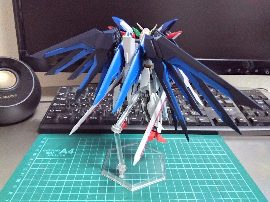 バックショット。なんだかデスサイズヘルにも見えますね。なお、今回から塗装はガンダムマーカーエアブラシを辞め、本格的にエアブラシを使用することにしました。アネスト岩田 さんのSPARMAX FLYER-SR2を使いましたが、カートリッジ式で取り回しが良く、時短に役立ちました。使用カラーは次のとおりです。 白:ガイアカラー アルティメットホワイト赤:ガイアカラー プライマリーメタリックレッド金:ガイアカラー スターブライトゴールド黒:クレオス GXメタルブラック 最後にデジラマを数点で締めたいと思います。今年はもう少しガンプラ作れる時間が欲しいです(泣き)。ああ、5時だ。そろそろ寝ないと仕事ががが・・・拙作をご覧いただき誠にありがとうございました。皆様も良きガンプラライフを。睡眠時間は大事だよ。