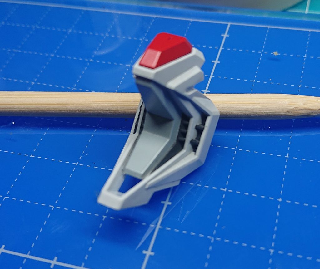 コックピットサイドのダクトの色分けはエナメルで色分け 形状的に難しい場所でしたが上手くいきました。