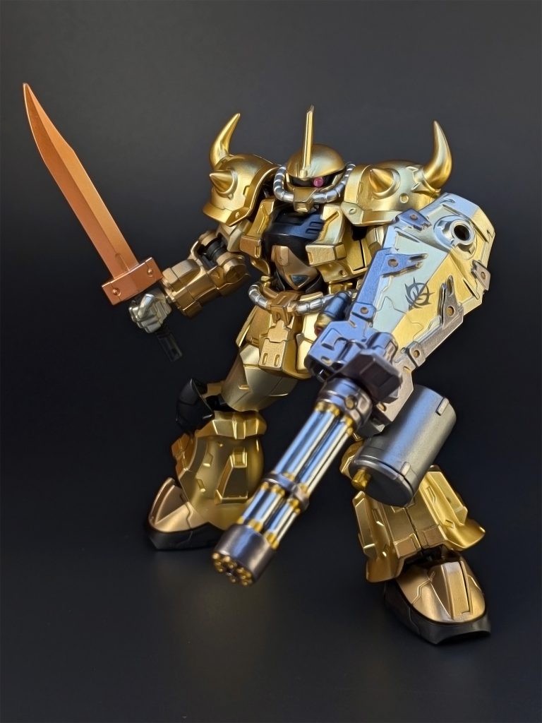 ヒートサーベルのオレンジ色は、ガンダムマーカーのイエローゴールドにロイヤルメタレッドを10滴程度加えて作った、私のオリジナルカラーです。ガンダムマーカーのメタリックオレンジは良い色なのですが、単品販売されていない(メタリックマーカーセット2に封入)のでコスパが悪いという弱点があります。そのため、こうした工夫でオレンジを自作しています。ちなみに、上記のレッドゴールドも単品販売されていないので何とか似た色を自作したいのですが、中々難しくて未だ納得する色が出来ていません。まあ、試行錯誤している段階も中々楽しいのですが。