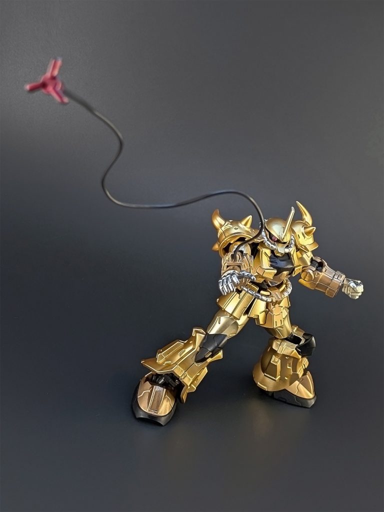 ヒートロッドにはリード線が使われており、ある程度自由な形でポージングさせられます。この仕様は、HG版やMG版のグフカスタムと概ね同じというのが素晴らしい。本当に、Gフレームは食玩だと侮るべきではないですね。