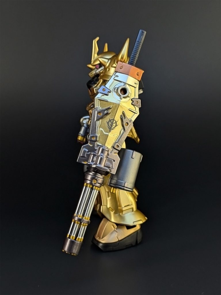 ところで、個人的に真っ黒なジオンマークの水転写デカールが欲しいのですが、市販されているのは黒というよりグレーっぽい色味ばかりなのが不満です。ジオンマークはデカールの中でも特に需要が高そうですし、黒は他の色と合わせやすいと思うのですがねぇ…。