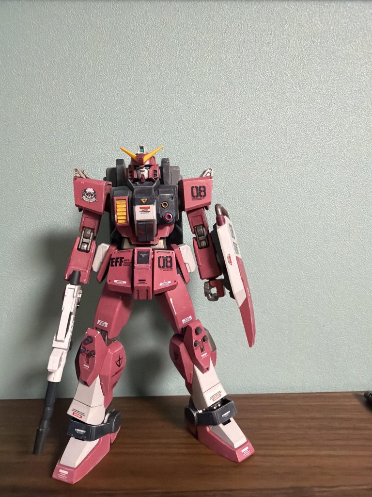 ライフルに関してはもう一つの陸ガン用だったものを引っ張ってきたので未改造、無塗装です。色のモチーフは何処ぞの足技が凄いガンダムです