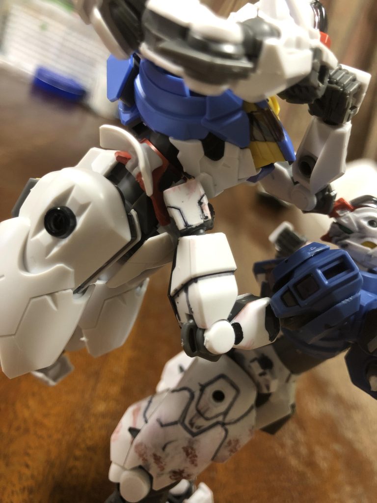 この腹のとこに手を入れてます(zaku-kao9)