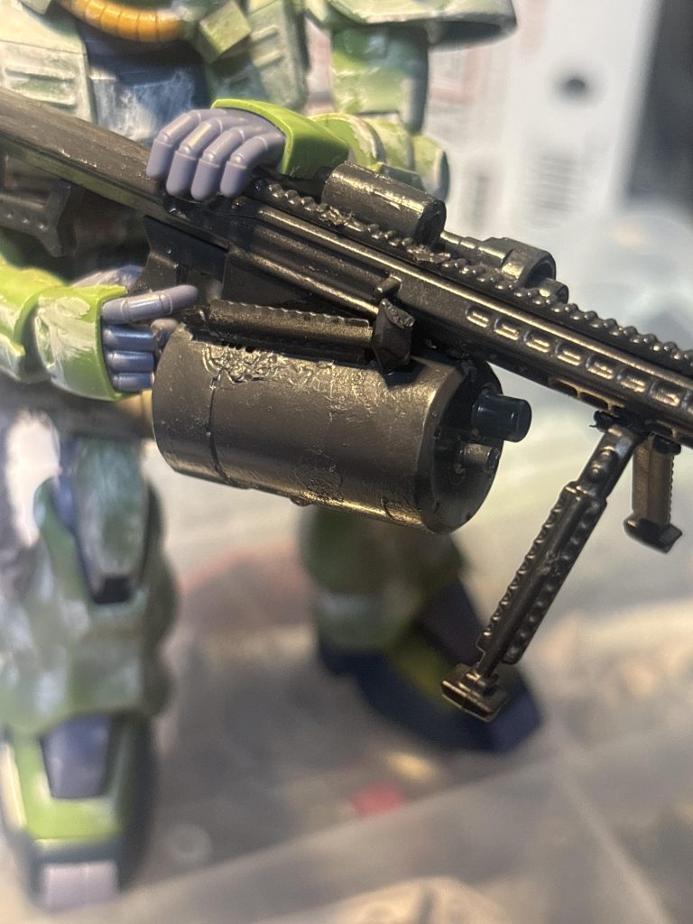 グフカスタムのガトリングガンのマガジンを装着