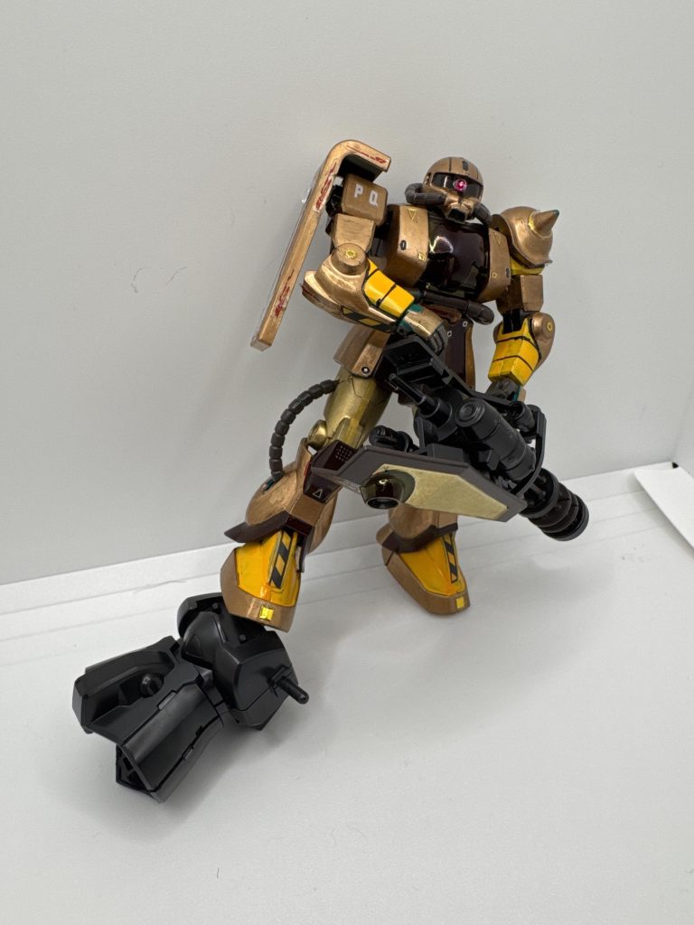 自爆グフ(笑)を足で遠くに押しやるポッキーザクの図