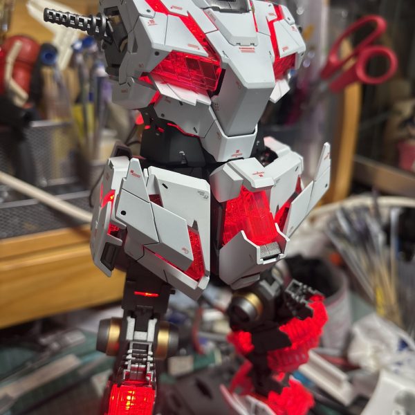 しばらく諸事情でガンプラ作ってなかったんですが、PGU νガンダムが出ると聞いてガンプラ再開しました。νガンダムはまだ買えてないんですが、いつか買うのでまずは腕慣らしにPGユニコーン作ろうと。こちらメルカリで6000円で購入したジャンク品ですが、素組で一部破損してますがパーツは全部あるのでいい買い物です♪この子に命を吹き込みます。乞うご期待！（2枚目）