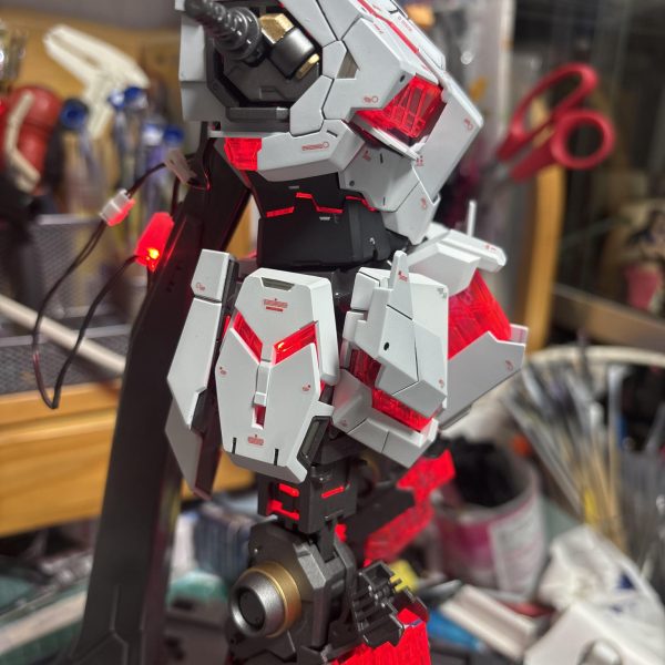 しばらく諸事情でガンプラ作ってなかったんですが、PGU νガンダムが出ると聞いてガンプラ再開しました。νガンダムはまだ買えてないんですが、いつか買うのでまずは腕慣らしにPGユニコーン作ろうと。こちらメルカリで6000円で購入したジャンク品ですが、素組で一部破損してますがパーツは全部あるのでいい買い物です♪この子に命を吹き込みます。乞うご期待！（3枚目）