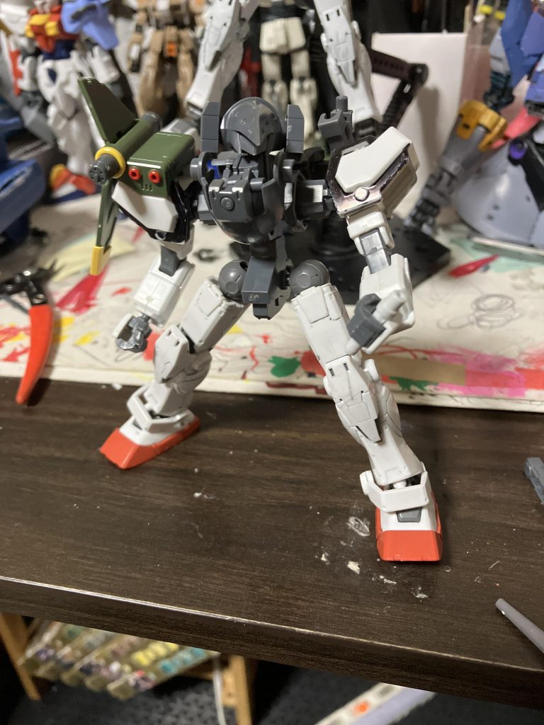 バンダムの基本武装はバルカン砲六丁肩のミサイル機関銃ビームサーベルです