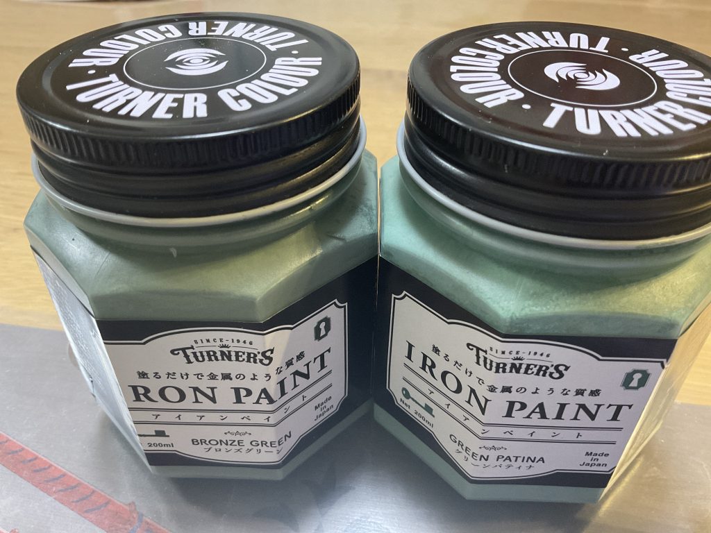 これらが大活躍してくれました。何にでも使えそう。ベースに金を塗って、それからスポンジで乗せていきました。