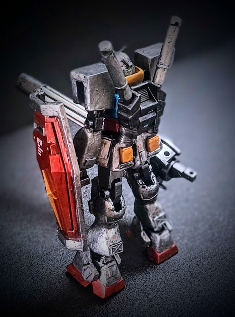 背面カット。EGのキットを使用というお題なので、キットに入っているほとんどのパーツを使っていますが、それ以外は以下の内容で製作しています。&nbsp;・足首はEGのパーツにHGガンダムMk2のパーツを組み合わせて・手首、ランドセル、ガトリング砲、一部パネルなどはビルダーズパーツを使用・その他、プラ板やプラ棒、エポパテに百均の結束バンドも使用