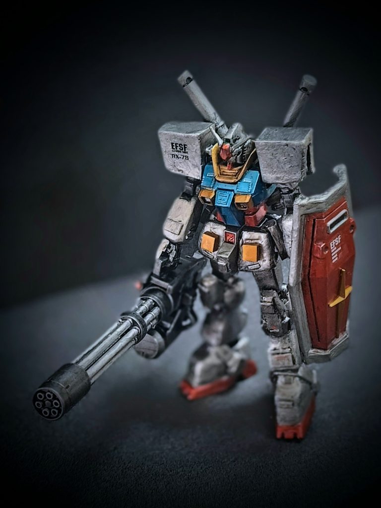 前面カット。製作に際してはZZガンダムなどのデザイナーでもある小林誠さんが描かれていた色んなガンダムをイメージしています。