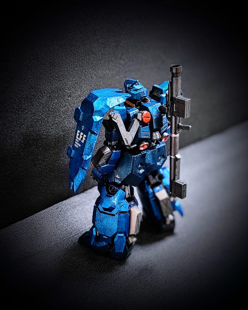 背面カット。キット付属のシールを使用したくなかったため、シールドのマークは使用せずに手持ちのデカールを組み合わせて貼りました。