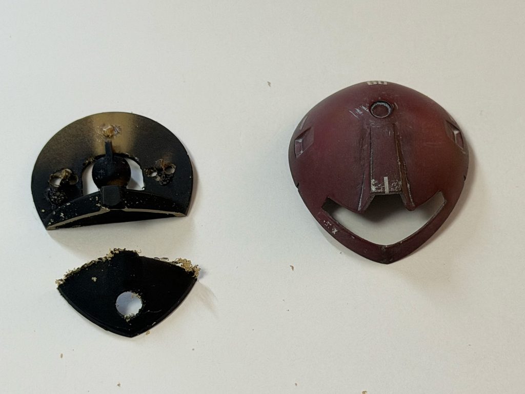 勇気を振り絞って、頭部の内部パーツを半分近く切断!さらに、プラ棒が差し込めるように正面部に3mm程度のスリットを入れて、内側にボールジョイントポリキャップを固定するなどの改造しました。