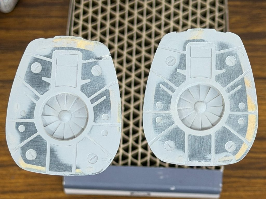 あと、膝と足底面の肉抜きをパテ埋め。パテで埋まらなかった箇所を瞬間接着剤で埋めてヤスってを繰り返し行っ他のですが、途中からUV接着剤を使用。しばらくするとUV接着剤が液化して隙間から溢れてくる現象が…原因調査してませんが、混ぜるな危険という事でしょうか。失敗してしまったので、ジャンクの足パーツを入手して肉抜き埋め直しました。