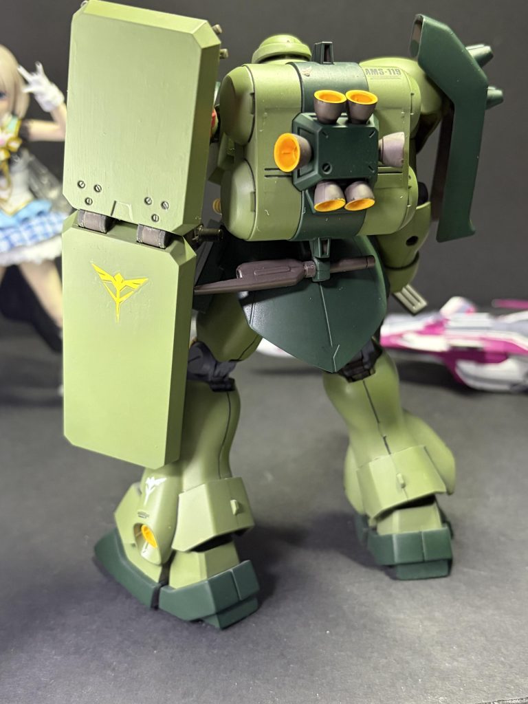 シールドのマークはデカール。バーニアのイエローはシタデルカラー。パイプのイエローは、アクリジョンベースカラーのベースイエロー。