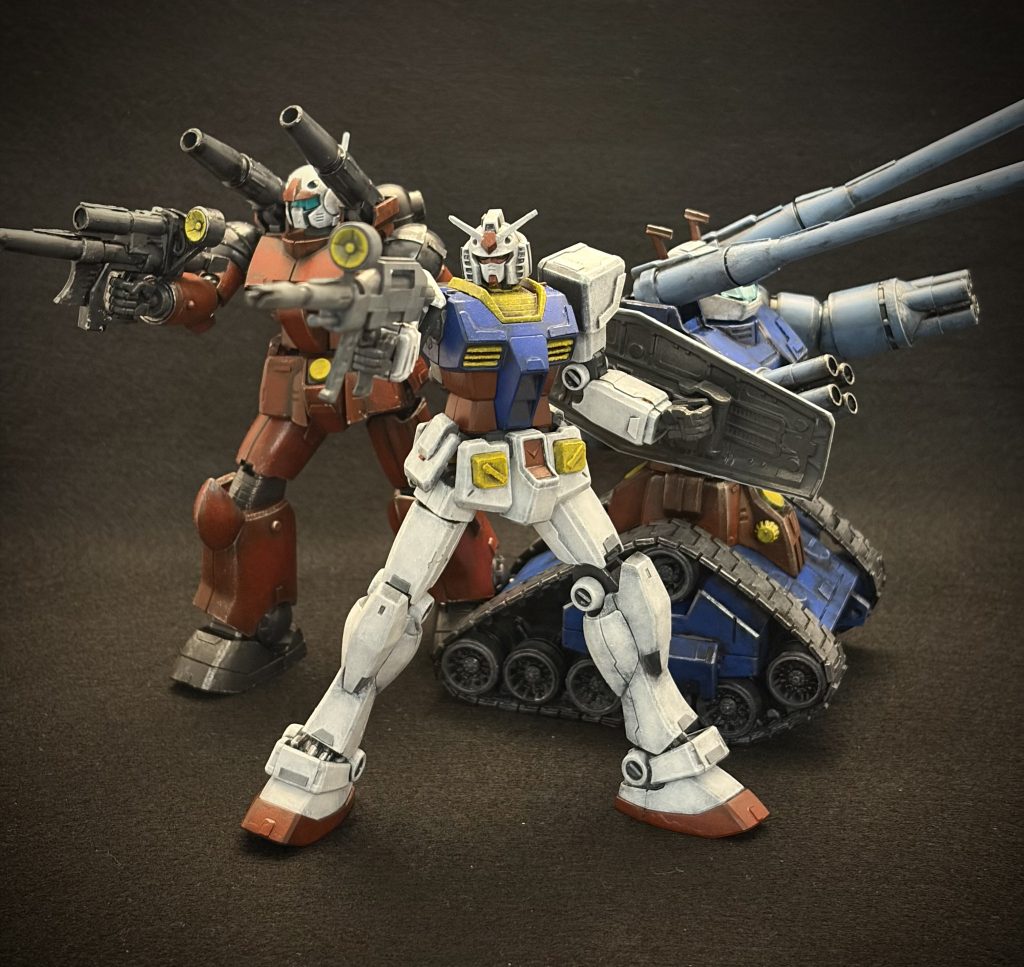 ガンタンク1体だとポージングも何もあったものではないので、先に仲間を作っておいてよかったなあと思いました。集合写真はわちゃわちゃした感じで楽しいですね！