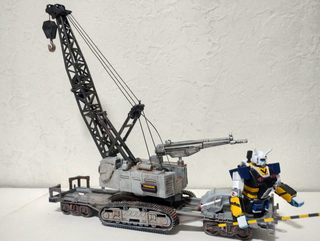 擱座したMSの回収の為に製造された列車。脚を分離したシャダンガムとクレーンで構成。2機の動力源を活用して重量物であるMSを吊上げる、という空想でそれっぽくつくりました。100均のコキ100系貨車にクレーン車と既出のシャダンガムを載せました。