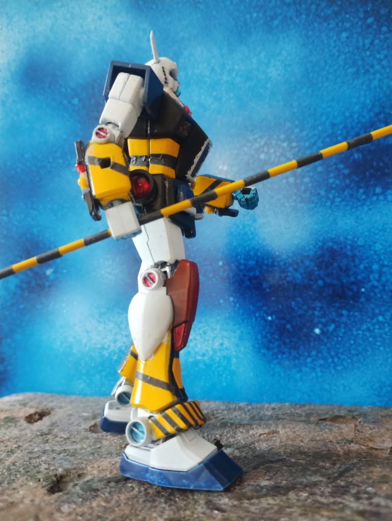 手には遮断棒用に「バールの様なモノ」を持っている