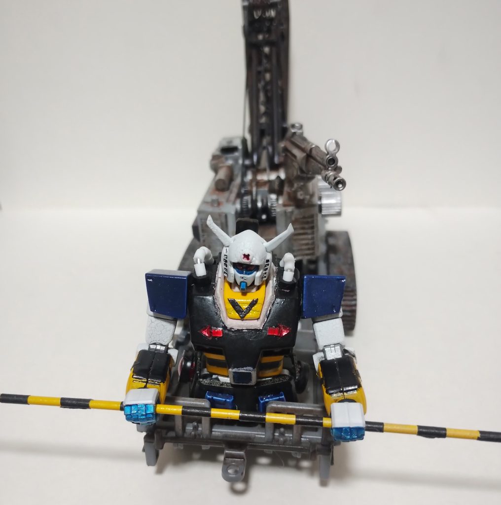 正面から。吊上げ時は転倒防止の為にシャダンガムがバールの様なもので支え、バランスを取ります。軌道戦士というより船頭騎士みたい。